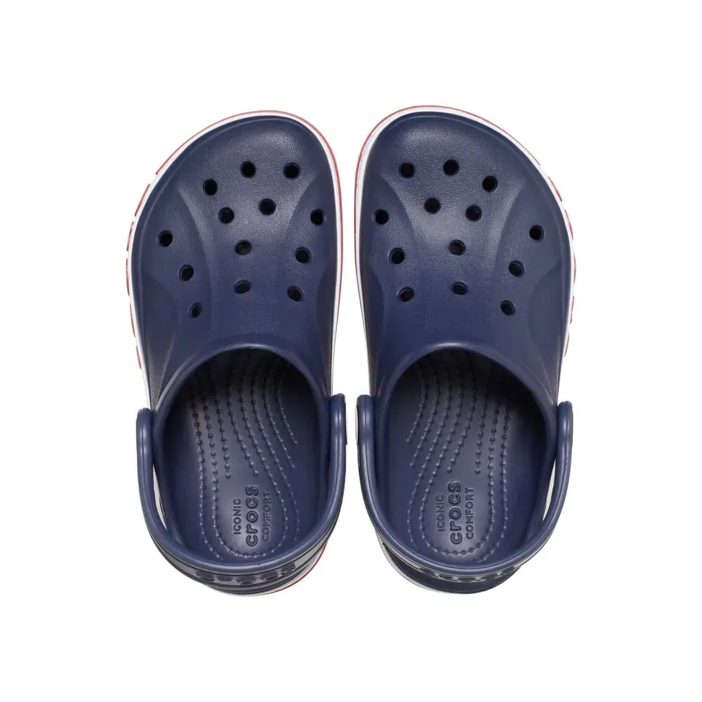 Par de babuches infantis Crocs na cor marinho vistos de cima com fundo branco